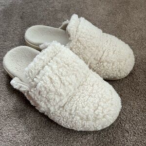 Vionic Cream Faux Fur Slippers